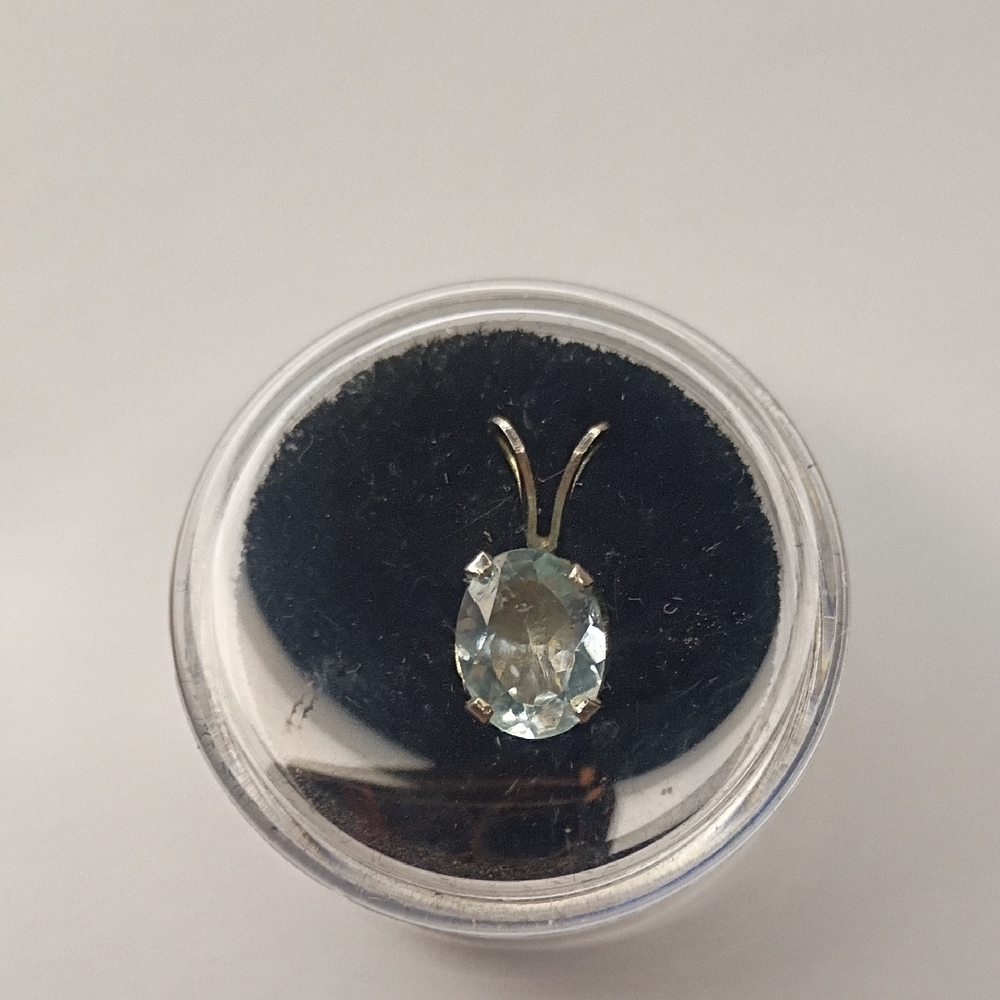 Elegant Silver Pendant with Blue Gemstone